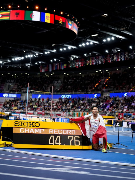 44.76 🤯

🇨🇦’s @morales_765 smashes the championship record in the 400m at the #WorldIndoorChamps to claim gold and his first global title 😤

That’s the first ever sub 45 indoor clocking outside the USA. Before today, all 36 had been run on American soil 👀 

🥈@1kmackk 45.03 🇺🇸
🥉@reemy_rich19 45.39 🇹🇹

📸 @danvernonphoto & @christelsaneh