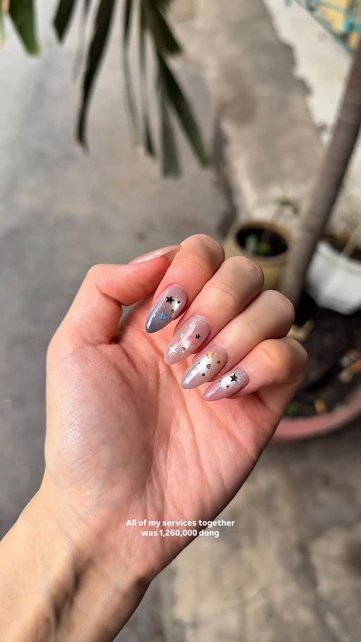 best feeling to have fresh nails and lashes at the beginning of a trip! 
📍 @chenmi.beaute 
#vietnam #nailinspo #vietnamtravel