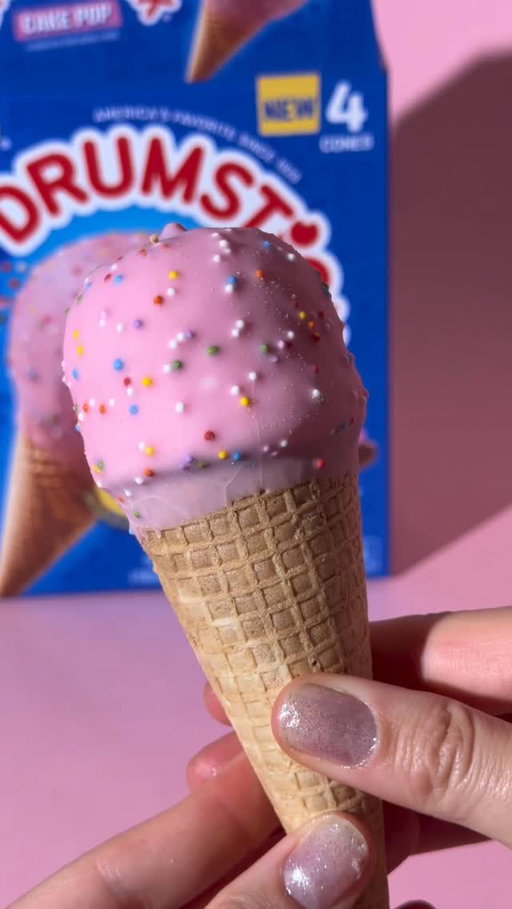 cake pop frosting center 💕
sweet coating 🍰
rainbow sprinkles 🌈
 
how pretty is sheee 🤩
 
#drumstick #cakepop #treat #explore #explorepage