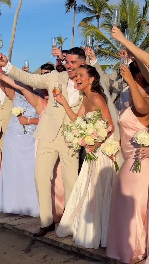🐚03.19.26🐚
#2026bride #beachwedding #destinationwedding #weddingdress #weddingceremony