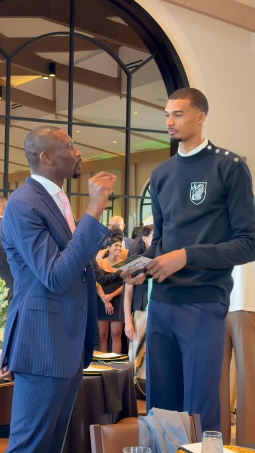 An Evening of Hope, Art, and Impact 🤍🖤

Last night the team pulled up to support @bismackbiyombo‘s Changing Lives, Building Futures Gala benefitting the Bismack Biyombo Foundation’s education and youth-focused initiatives 🙏