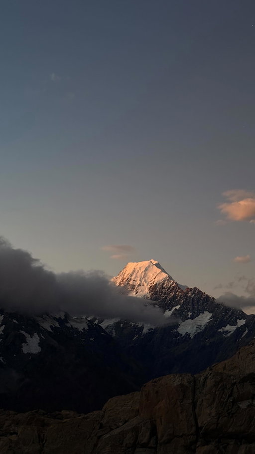 Still the best sunrise I’ve ever seen 

#nz #hiking #mountains