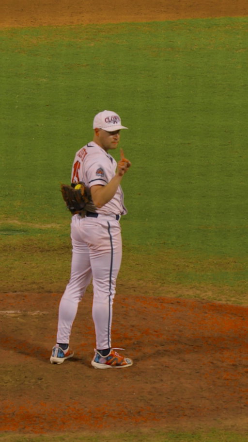Just when it looked like someone could get a hit off David Griffin, he does this...

#bananaball #indianapolisclowns #savannahbananas #baseballplayer #pitcher