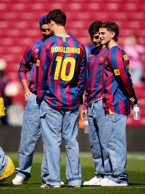 🤩🇧🇷 𝐒𝐔𝐑𝐏𝐑𝐈𝐒𝐄! Barcelona players payin’ 𝐓𝐑𝐈𝐁𝐔𝐓𝐄 to 𝐑𝐎𝐍𝐀𝐋𝐃𝐈𝐍𝐇𝐎 wearing his shirt 💙❤️🔟

Some Barça players arrived to Spotify Camp Nou with the 𝐜𝐥𝐚𝐬𝐬𝐢𝐜 𝟐𝟎𝟎𝟓/𝟎𝟔 𝐑𝐨𝐧𝐚𝐥𝐝𝐢𝐧𝐡𝐨 𝐡𝐨𝐦𝐞-𝐣𝐞𝐫𝐬𝐞𝐲 — it was his birthday yesterday, they didn’t forgot his magic 🪄

𝑵𝒆𝒗𝒆𝒓 𝒆𝒏𝒅𝒊𝒏𝒈 𝒎𝒆𝒎𝒐𝒓𝒊𝒆𝒔.. 🥹🤙🏽🤙🏽