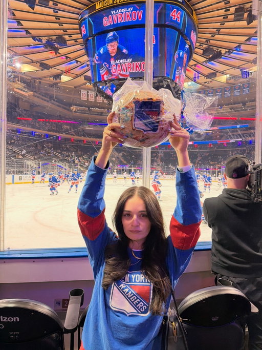 ELOISE AT THE BOY AQUARIUM!!! some more pics of eloise at the rangers game ❤️💙 #eloise #hockey #heatedrivalry #nyrangers @nyrangers