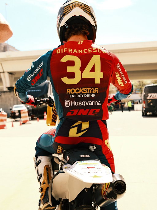 Alabama😵‍💫
Lost rear brake around lap 3 in the main event and had to pull into the mechanics area to get it fixed. Thank you @rockstarenergy @husqvarnafactoryracing onto the next!