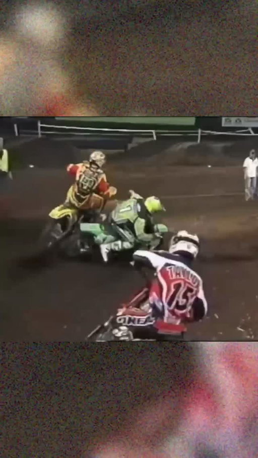 Banter with @crtwotwo with some real life symmetry to the 2001 Sydney Motocross duel with @travispastrana 😂