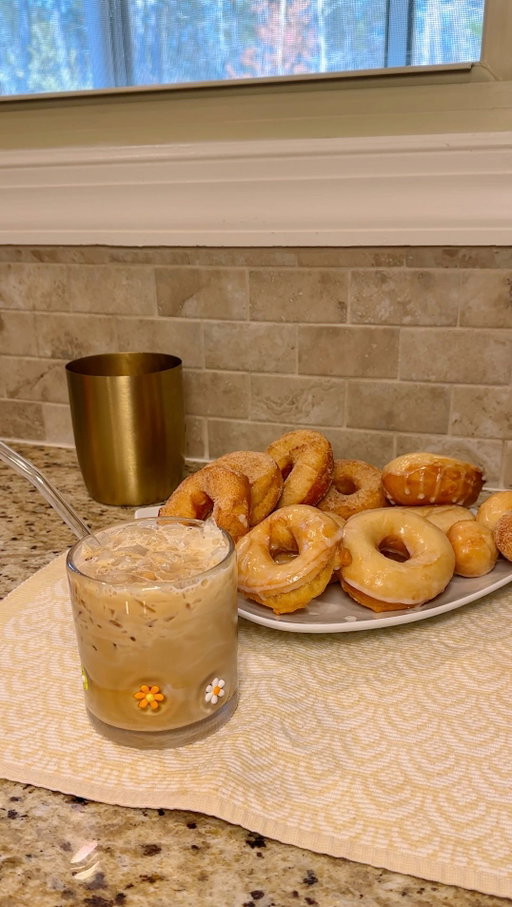 easy homemade donuts 🍩☕️

#donuts #homemadedonuts #vanillabean #icedlatte
