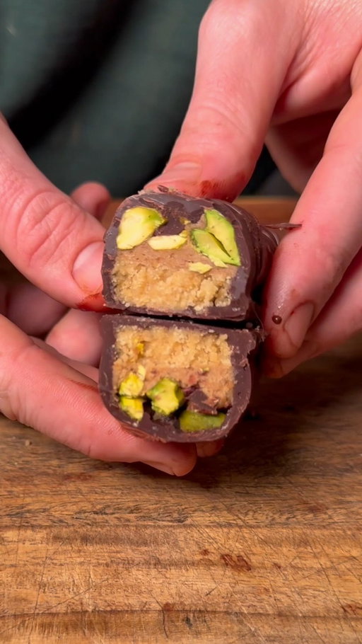 I’m obsessed with snickers bars, but I had no idea how easy it is to make them at home. Minimal mess, just a few minutes, and boom- gluten-free, Passover friendly, epic goodness! Dipped in chocolate for that classic vibe, but I left some ‘naked,’ and let me tell you, they were still absolute fire!

Full recipe “homemade snickers bar” is on my website bengingi.com :)

YASSS!