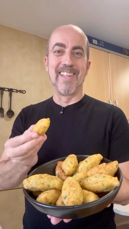 Croquetas de bacalao y gambas!😋🦐
Hoy te traigo un clásico portugués que va a sorprender a todos esta Semana Santa. Desde pequeño, el potaje de vigilia siempre estaba en la mesa, pero desde que descubrí estas croquetas, se han convertido en un imprescindible de mi recetario. Se suman a las recetas tradicionales de cuaresma y, te aseguro, cuando las pruebes no querrás dejar de hacerlas año tras año.
•
INGREDIENTES:
300 grs. bacalao desalado
300 grs. patatas cocidas
150 grs. gambas peladas
1 cebolla
2 dientes ajo
2 huevos (L)
Perejil fresco
Sal y pimienta negra
•
Primero, cuece las patatas enteras con su piel, pélalas y reserva. Cuece el bacalao desalado en agua bien caliente durante cinco minutos, retira y, en el mismo agua, aprovecha para cocer también las gambas peladas durante 3 minutos, trocéalas y reserva. Quita la piel al bacalao, desmiga, ponlo dentro de un par de hojas de papel de cocina o trapo limpio y escurre bien para retirar el agua. Por último, pica la cebolla y los ajos, póchalos en una sartén con un poquito de aceite hasta que estén doraditos y reserva.
•
En un bowl amplio pon el bacalao desmigado, las gambas picaditas, cebolla y ajos pochados, un puñadito de perejil fresco picado, los huevos y salpimenta al gusto. Mezcla todo bien antes de formar una especie de croquetas con la ayuda de dos cucharas soperas (puedes formarla también con la mano). Fríelas en aceite hasta que tengan un bonito color dorado y disfruta.
•