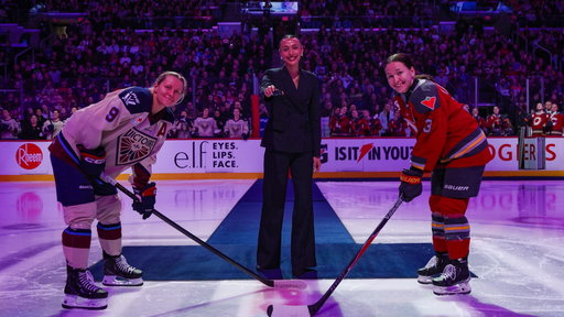 Kickin’ things off in Canada Life Centre 🤝
 
2024 Olympic bronze medalist Skylar Park dropped the puck in Winnipeg! | La médaillée de bronze olympique 2024 Skylar Park a procédé à la mise au jeu à Winnipeg!