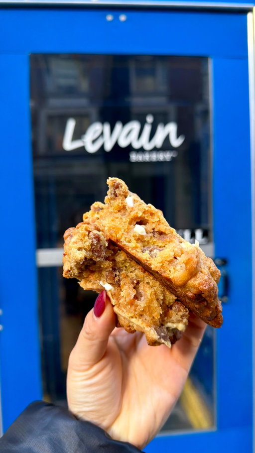 pov: this is your 3rd time in two days getting the new spring carrot cake cookie @levainbakery 🥕🧡

it’s SO good, officially my favorite levain cookie. cinnamon, gooey, soft, warm inside with a crispy edge🍪

follow @jerica.feasts for more nyc feasts ✨

#nycfoodie #levainbakery #carrotcake #carrotcakecookie #levain
