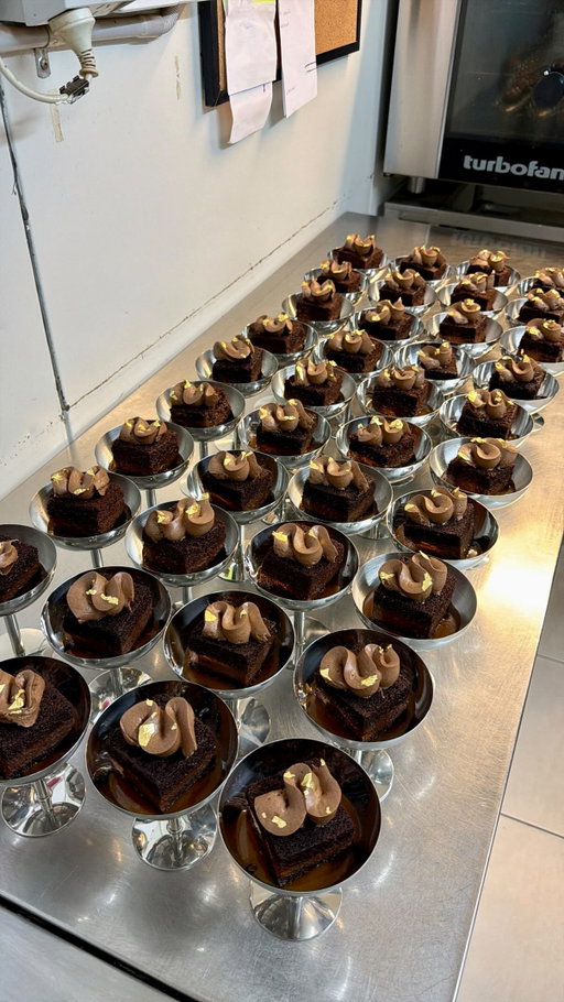 Wedding Cake Canapes 🎂🍸✨

When the brief is chocolate and caramel for 40 wedding guests.. we dont do slices, we serve it in coupes! 

Part 2 coming next 👀

#weddingcakesideas #weddingcakeinspo #sydneychef #sydneycake #sydneycakes