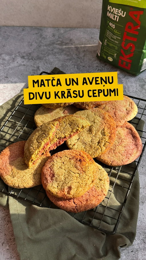 Krāsaini cepumi ar maigu matča un aveņu garšu! 🍵 Mīklas pagatavošana ir pavisam vienkārša, un cepumi sanāk mīksti iekšpusē un viegli kraukšķīgi ārpusē. 😋 Ideāls pēcpusdienas našķis!