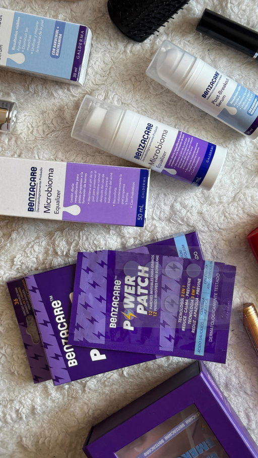 Así todas mis mañanas dandole amor a mi caritaaa! 💜 Use 4 de mis productos favoritos de la linea de @benzacaremx !!🫧 
* Me baño y lavo mi cara con mi limpiador facial (Ph Control) que remueve las bacterias y ayuda a prevenir los barritos
* Cuando me sale una imperfección, me coloco un parchesito (Power Patch) invisible que reduce y calma mi granito porque contiene ácido salicílico
* Me aplico un serum (Post-Breakout) que me ayuda  disminuir y mejorar las manchas y textura en mi piel
* Y por ultimo una cremita (Microbioma Equalizer) que es una loción hidratante y que calma también la irritación en la piel cuando me toca rasurarme 
Si tienen la oportunidad vayan con un dermatólogo para conocer su piel!! Tomen mucha agua! Aliméntense bien y siempre siempreee laven su cara antes y después de dormir!!! 🫵🏻💜🫧#GlowUpDefinitivo #Benzacare #IrAlDermaEsChido