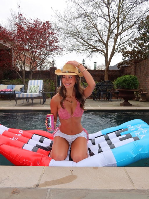 New @drinkprime flavor just in time for spring break!🍓🍋

#drinkprime #prime #primehydration #primeenergy #springbreak #drinkprimegirls #energydrink #strawberrylemonade