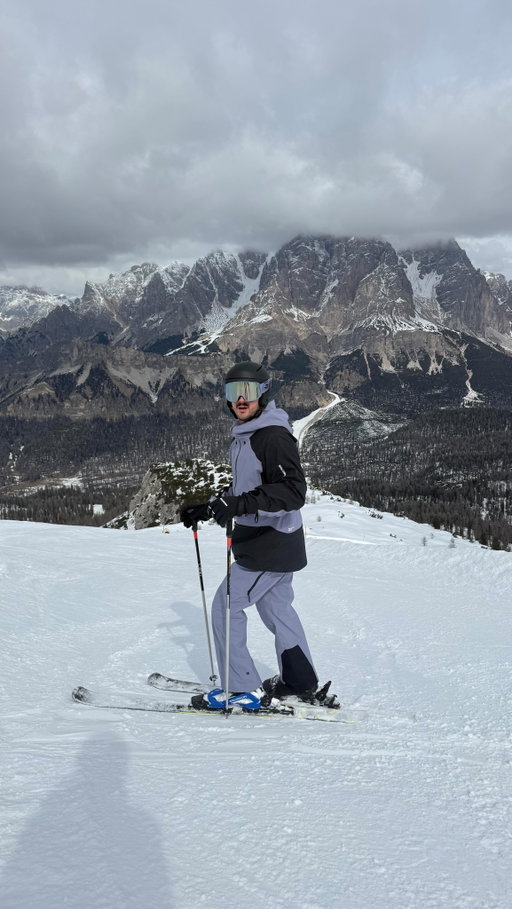 That was CRAZY

I joked about skiing a black run last time…
didn’t expect to be attempting one on my second time ever on a skiing prosthetic

This PR trip with my Salomon family has honestly been life changing

Winter Olympics in 4 years? 🤔