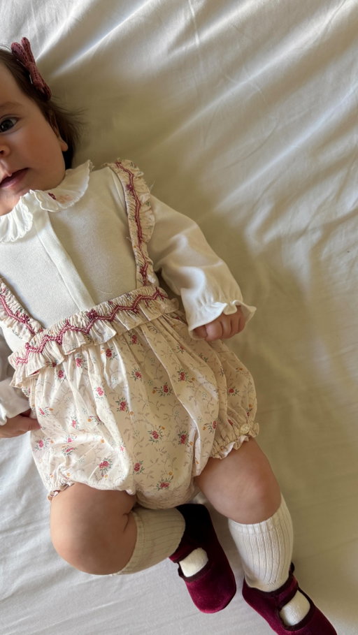 Passion habiller ce petit bébé 🥺 c’est lequel votre look préf ? 🤍

Look 1 : 
Barboteuse @lolapalacioskids 
Chaussures @donsjeamsterdam 
Béguin @donacarmenbebes 

Look 2 :
Body et bloomer @tartine.et.chocolat 
Chaussures @pisamonas 

Look 3 : 
Gilet @molli_1886 
Bloomer @mangokids 
Chaussettes @tapealoeil 

Look 4 : @bitrixkids 
Barrette @mespetitsbloomers 

Look 5 : @lolapalacioskids 

Look 6 : 
Ensemble @petitsezane 
Col dentelle fait par mamie 
Chaussons @zara 

Look 7 : 
Ensemble @goccofashion 
Chaussettes @zara 

*certains produits offerts
