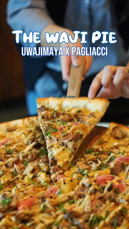 When @uwajimaya and @pagliaccipizza decide to Team-up and create a Pizza, you know I’m there. They made the Waji Pie and this pizza is exclusive to all Pagliacci locations through April 14th. You all know how much I love both Uwajimaya and Pagliacci. I’ve had amazing memories since I was a kid eating and shopping at both with my family and especially shopping with my grandma at the old Chinatown/ID location. So when I got the chance to try The Waji Pie, I just had to make my way. Using ingredients from Uwajimaya, I loved the fusion of this pizza. Teriyaki Chicken, Chili-Crisp Roasted Pineapple, Pickled Red Onions, Mozzarella, Green Onions, Teriyaki Mayonnaise and Sesame-Nori Furikake. This pizza pie just marries so well. Pagliacci and Uwajimaya have been staples in the Pacific Northwest and I just love that they decided to collab together. Make sure you get this pizza before April 14 at all Pagliacci locations.
#pizza #seattle #asianfood #uwajimaya #pagliacci
