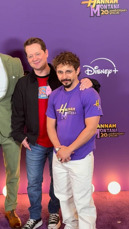 Moisés Arias (Rico) and Jason Earles (Jackson) reunite at the world premiere of the “#HannahMontana 20th Anniversary Special.” #HannahMontana20