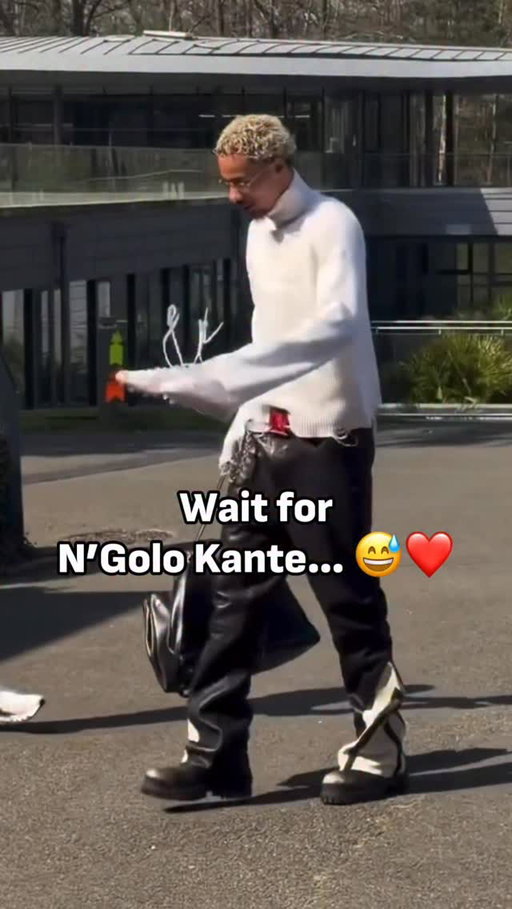 You know Kante always keeps it humble at France arrivals 🙂🇫🇷