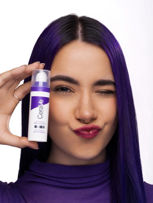 Mientras tú descansas, tu piel se renueva. 🌙✨

El secreto para despertar con una piel renovada es el nuevo Skin Renewing Sérum de Retinol. 💜

🧬 Retinol Encapsulado: Para suavizar líneas finas sin irritar. 
🧬 3 Ceramidas: Para proteger la barrera de tu piel. 
🧬 Niacinamida: Para calmar la piel. 
🧬 Ácido Hialurónico: Para retener la hidratación.

#SkinRenewing #EnciendeTuGlow #CeraVeMX #CeraVe