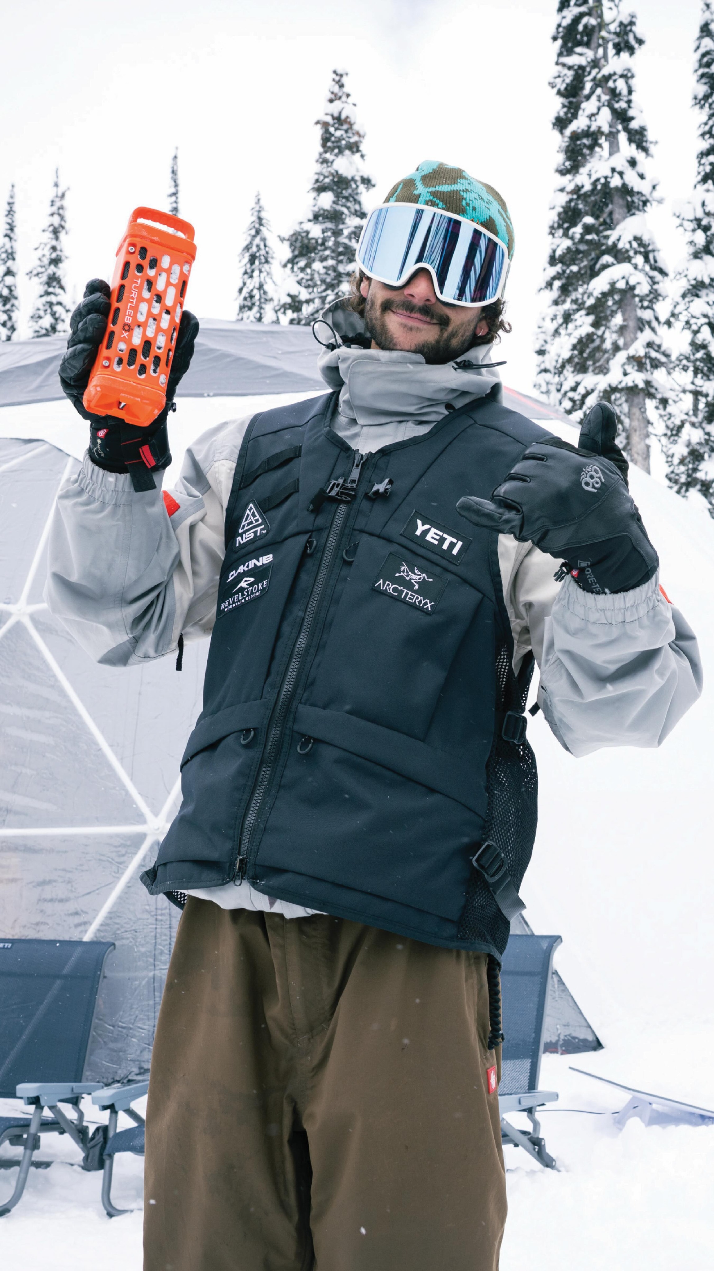 From the catwalk to the mosh pit @turtleboxaudio has got @bmo_thebarrelseeker covered 🎶

📺: Watch the replay of the @YETI Natural Selection @revelstokemtnresort on Red Bull TV 🚀