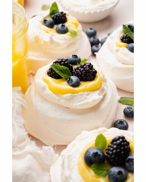 📸 mini pavlovas (the most beautiful spring dessert) for @sugarsnapbakingco