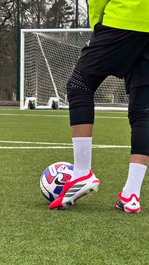 Which technique is your favourite?⚽️🎯

Knuckleball💥
Swaz💫
Half Volley🪄

#football #soccer #tutorial