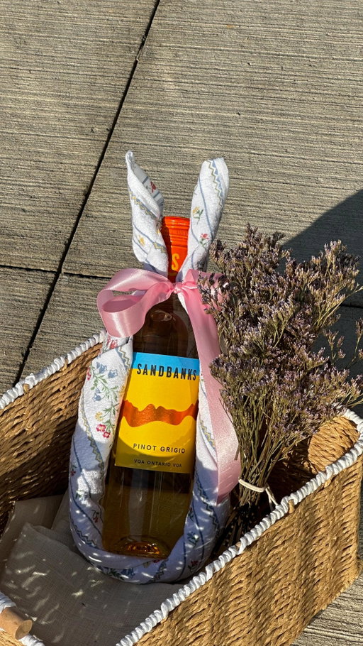 A little something for the Easter table 🐰🌸 

A bottle of Sandbanks’ Pinot Grigio wrapped with a little something special, bunny ears and all. 

Find your favourite Pinot Grigio at Wine Rack, LCBO, or through the link in our bio.

#sandbankswinery #PECWinery #princeedwardcountywine #wineoftheday #winelife