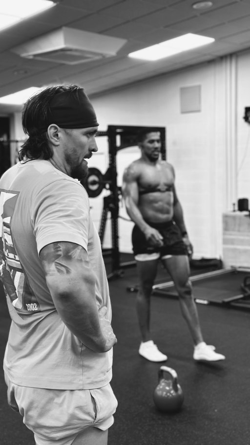 Visualizing with @anthonyjoshua: we’re not training, just somewhere on Miami Beach, sipping cold coconut water and enjoying the moment😜