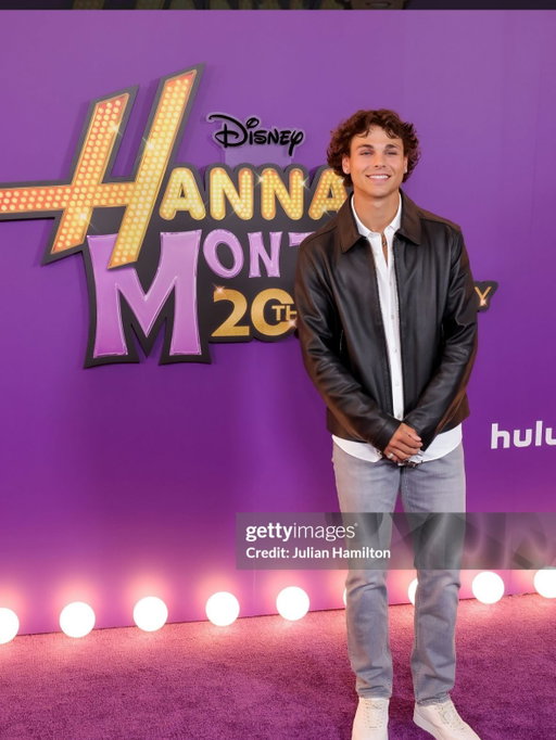 On the climb 
-
-
-thank you @disneyplus for having me #hannahmontana20