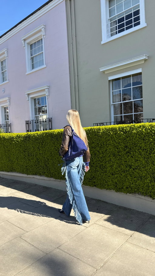 In 2026 our basic wardrobe essentials are going to completely change ✍🏻

#fashiontrend #trendpredictions #wardrobeessential #basictee #fyp v neck tee , off the shoulder tee , capris , Bermuda shorts , tailored long shorts , ballet flats , loafers