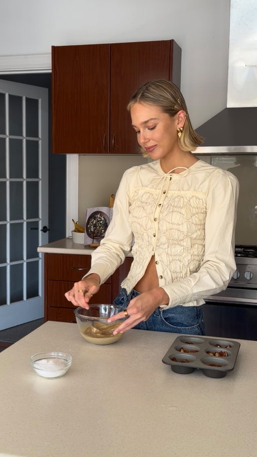 Date cups > date bark 

My Banoffee Date Cups are a sweet, no-bake treat filled with banana coins, a tahini coconut caramel and topped with @pana_organic dark baking chocolate. 

🍫Comment “CUP” and I’ll DM you the full recipe, or visit my website, link in bio. 

wearing @damsonmadder @incu_clothing #banoffee #datecups #easyrecipe #nobakedessert #healthyrecipes