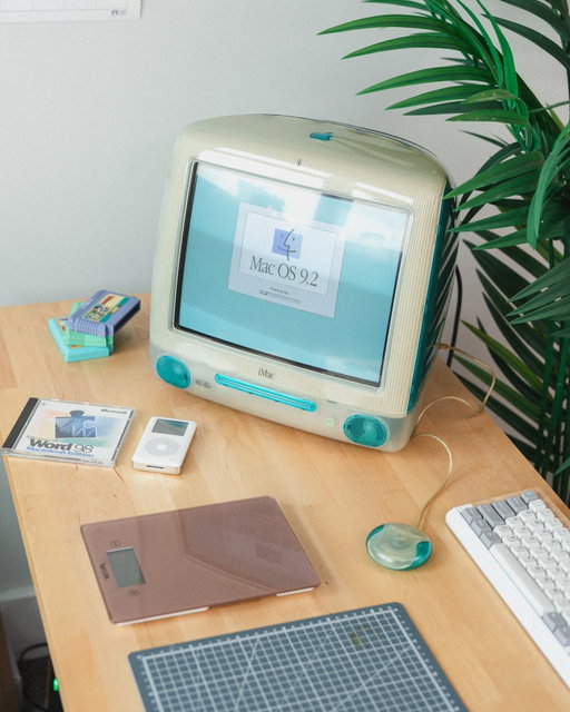 Rate my new setup 🐠

#imac #macintosh #apple #y2k #retro