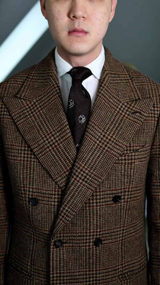 This might be my boldest suit yet. This double breasted glen check tweed suit is new from @collaro_co. I had this made because I was heavily inspired by Ralph Lauren, where they often feature a glen check suit. 

Because this is MTM I had the opportunity to increase the jacket’s lapel width, widen the trouser hem and add some interesting details such as a coin pouch and an extended waistband tab. 

The fit of this suit is relaxed, which is mainly how I approach my tailoring these days. The fabric is so beautiful with a mix of green, brown and red within the checks. I am so happy with how this suit turned out. 

Let me know what you think of the fabric and if you would wear it as a full suit or separates.