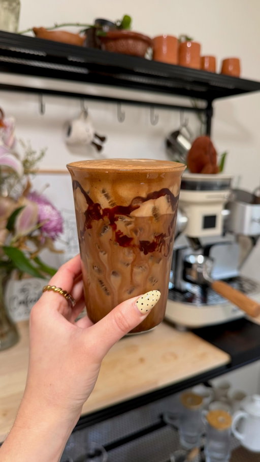 Brownie Batter Iced Latte 🍫🤍☕️

This one is para todos mis chocolate lovers - super rich, creamy y literal like licking the spatula when making brownies! 

For this latte you’ll need:
• 2 tsp instant espresso 
• 1 tbsp chocolate sauce 
• 1 tsp brown sugar 
• 1 tsp vanilla bean paste 
• pinch of salt
• 2 oz water
• 6oz milk of choice 

#browniebatter #instantcoffee #coffeerecipes #coffeeathome #homecafe