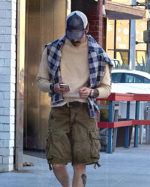 Realizing this is a very similar outfit to one I photographed recently.  Green shorts, beige sweater, blue hat.

Looks entirely different though, yes?  Silhouette!  All the answers you’ve been looking for reside in the silhouette of your outfit.

Photographed in Los Angeles, March 2026.
•
•
•
🏷️: Mens Fashion, Mens Style, Menswear, Street Style, Minimal Style, Style Inspo, Outfit Grid, Mens Style Guide, Vintage Menswear, OOTD mens
