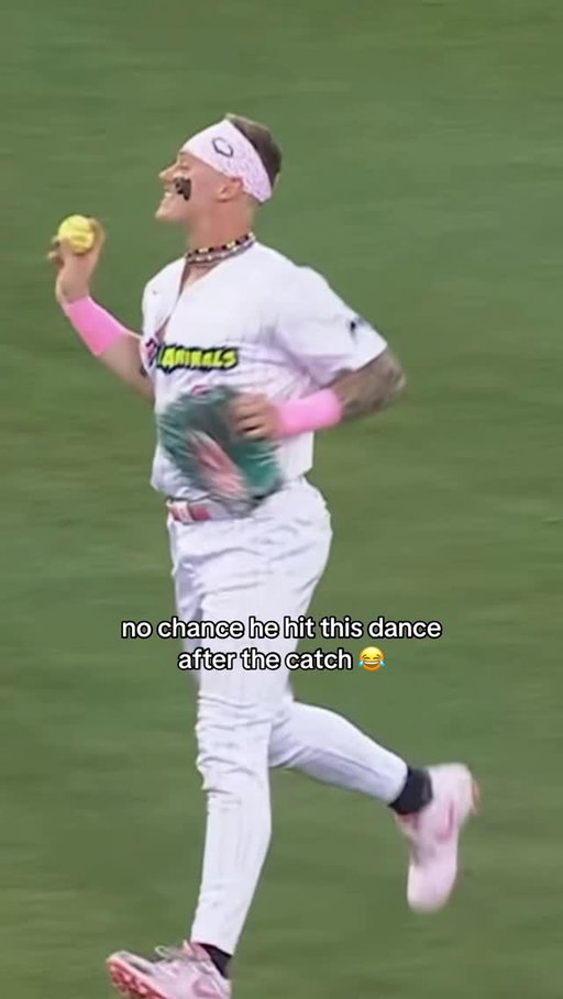comment what you wanna see next I’m just boolin at this point
•
•
•
#baseball #bananaball #athlete #savannahbananas #dance