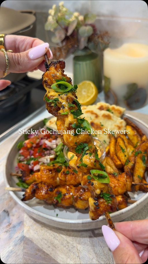 STICKY GOCHUJANG CHICKEN SKEWERS 

a little bit sweet and a little bit spicy 😋 my fave kind of dinner 

for the full step-by-step instructions/ method including calories and macros, go to my link in bio or comment “RECIPE” and I’ll send you a direct link to my app! 

For the chicken:
- 300g chicken breast strips 
- 1 tsp chicken seasoning, onion granules/powder, paprika & parsley
- 1tbsp soy sauce 
- 1tbsp honey
- 1tsp gochujang paste 
- 1 crushed garlic clove 

#chickenskewer #easyrecipes #weeknightdinner #quickrecipe