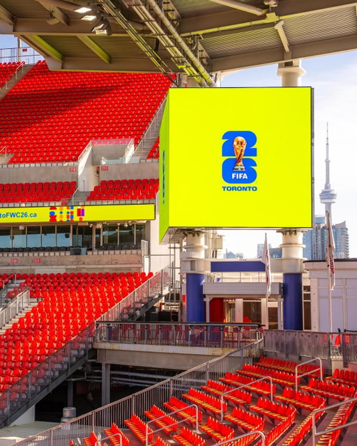 The transformation is real.

✅ Increased capacity
✅ Upgraded broadcast tech and AV
✅ Next-level fan experiences

Think massive LED videoboards, enhanced Wi-Fi, modernized sound, and elevated hospitality lounges throughout.

Yesterday, FIFA presented a plaque to Mayor Olivia Chow at Toronto Stadium, commemorating it as an official FIFA World Cup 2026™ venue, as major renovations were unveiled.

Construction kicked off in Dec 2024, with final upgrades wrapping March 2026 to welcome FIFA World Cup 2026™ this June.

Toronto is set. Are you ready? 🔥

#WeAreToronto

La transformation est bien réelle.

✅ Augmentation de la capacité d’accueil
✅ Modernisation des équipements audiovisuels et de diffusion
✅ Une expérience spectaculaire pour les supporters

Imaginez d’immenses écrans LED, un réseau Wi-Fi amélioré, un système audio modernisé et des espaces d’accueil haut de gamme dans tout le stade.

Hier, la FIFA a remis une plaque à la maire Olivia Chow au stade de Toronto, le désignant comme site officiel de la Coupe du Monde de la FIFA 2026™, alors que d’importants travaux de rénovation étaient dévoilés.

Les travaux ont débuté en décembre 2024, et les dernières améliorations s’achèveront en mars 2026 pour accueillir la Coupe du Monde de la FIFA 2026™ en juin prochain.

Toronto est prête. Et vous, êtes-vous prêt ? 🔥

#NousSommesToronto
