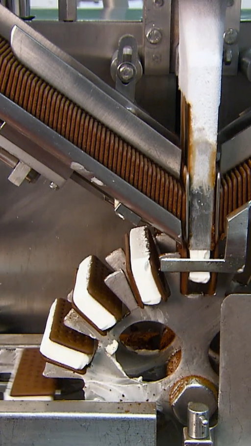 Making 140 ice cream sandwiches per minute 🍦😋 #HowItsMade #icecream