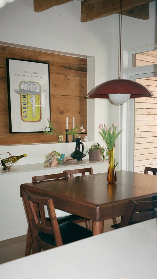 Cette table, ce n’est pas juste une table, c’est un héritage.
Elle a appartenu à mon arrière-grand-mère, puis à mes parents. Mon père l’a restaurée quand j’étais petite. J’y ai mangé toute mon enfance, et maintenant, ce sont mes enfants qui s’y retrouvent à leur tour.
C’est une œuvre à la fois sentimentale et profondément québécoise, rare, avec un mécanisme aussi ingénieux que beau. Une table Giard.
Je vais la chérir toute ma vie. #Vintagefurniture #homedecor #homedesign #homeinspo #interiordesign