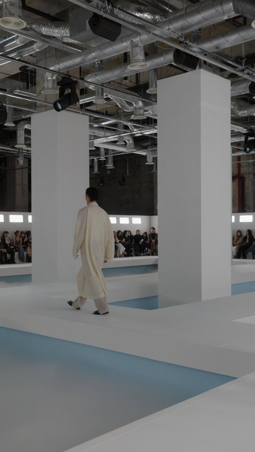 @cosstores SS26 show in Seoul !!!!!!!!!
The ultimate refined palette with clean tailoring with flowy fabrics. Sculptural shapes that played with proportion🤍ughhh I’m just a cos girl through and through 🥹