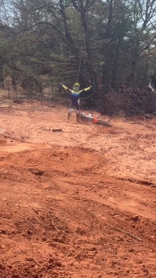 So stoked for @olivia199reynolds landing her first flips to dirt. We went to @reynardtrainingcomplex to put in laps and start Olivia’s moto training for @lorettalynnmx .. didn’t take long for her to get side-tracked 🤷‍♂️ but I can relate 👍
@ktmusa @ktm_uk @turnone_powersports @rr67 @uncleronnie69 @nitrocircus 
#astroidmachinewascallingmynamefromthegameroom