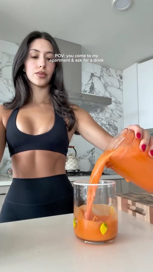 Glowy skin carrot juice coming right up🤭🥕 #wellness #juicing #carrotjuice #freshjuice #glowyskin