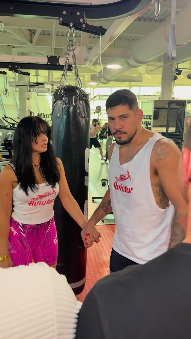 What would you do? Best comment gets pinned 📍 🦍🗿 @alexpoatanpereira @aviator.spribe 

IB: @khurshidbek_abduvokhidov 

Can’t wait to watch Alex Pereira compete for his 3rd division UFC Championship!

#ufc #alexpereira #ninadrama #mma