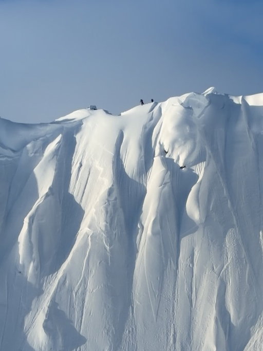 My first run back in Alaska and I got to share it with my dog @concretesneaks 🙏 Sam was the first person down to me when i wrecked my foot and I told him in the hospital a few days after we were gonna ride this spring together no matter what… so this morning was mad special for sure!  Thanks for being there Sam, @ma5on_jar @jerm_worldwide & @kooshpow yall are real as hell