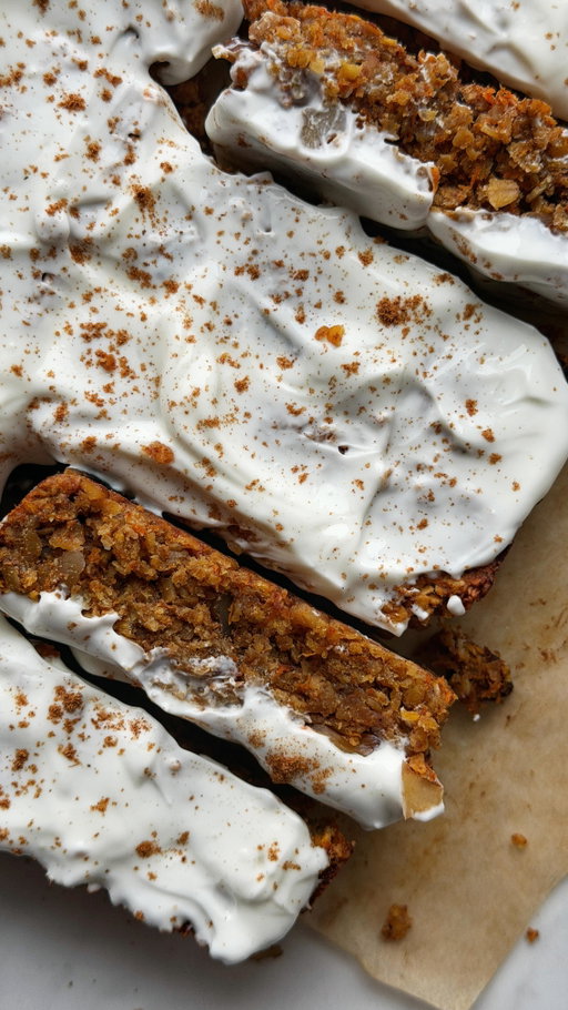 CARROT CAKE OAT BARS

Episode 1 of SEND SNACKSSSSSSS 😛

▫️ 80g honey
▫️ 90g almond butter
▫️ 1 mashed banana
▫️ 1 tsp vanilla
▫️ 250g rolled oats
▫️ 100g walnuts
▫️ 130g grated carrot
▫️ 40g raisins
▫️ 1 tsp cinnamon
▫️ 1/2 tsp nutmeg
▫️ 1/4 tsp mixed spice
▫️ ¼ tsp salt
▫️ Frosting: 3 tbsp yoghurt, 1 tbsp cream cheese and 1 tbsp honey.

1. Preheat oven to 170C and line a 7-inch square tin.
2. Mix the honey, almond butter, banana and vanilla together.
3. Add the oats, walnuts, carrot, raisins, spices and salt, and mix well.
4. Press tightly into the tin using the back of a spoon.
5. Bake for about 30 minutes, until golden.
6. Leave to cool completely before slicing, then top with yoghurt frosting or a drizzle of white chocolate. Keep them in the fridge for up to 7 days (I like to store the bars and frosting separately)
ENJOY!

#healthysnacks #snackideas #snacking #healthyish