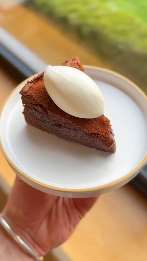 Tell me that doesn’t look good 👀 Chocolate fondant is usually my go to dessert but now I just make a giant fondant cake! The thing I love the most, is it reheats SO well. Chill it overnight then bang it in the oven for a few minutes and you restore that amazing gooey centre. Full recipe is on my online classes ‘Bake It Better’ and one member is winning signed copies of both my books this month so sign up through the link in my bio!